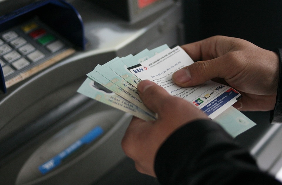 Tien trong tai khoan 'boc hoi': 70% loi do khach, 30% do ngan hang hinh anh