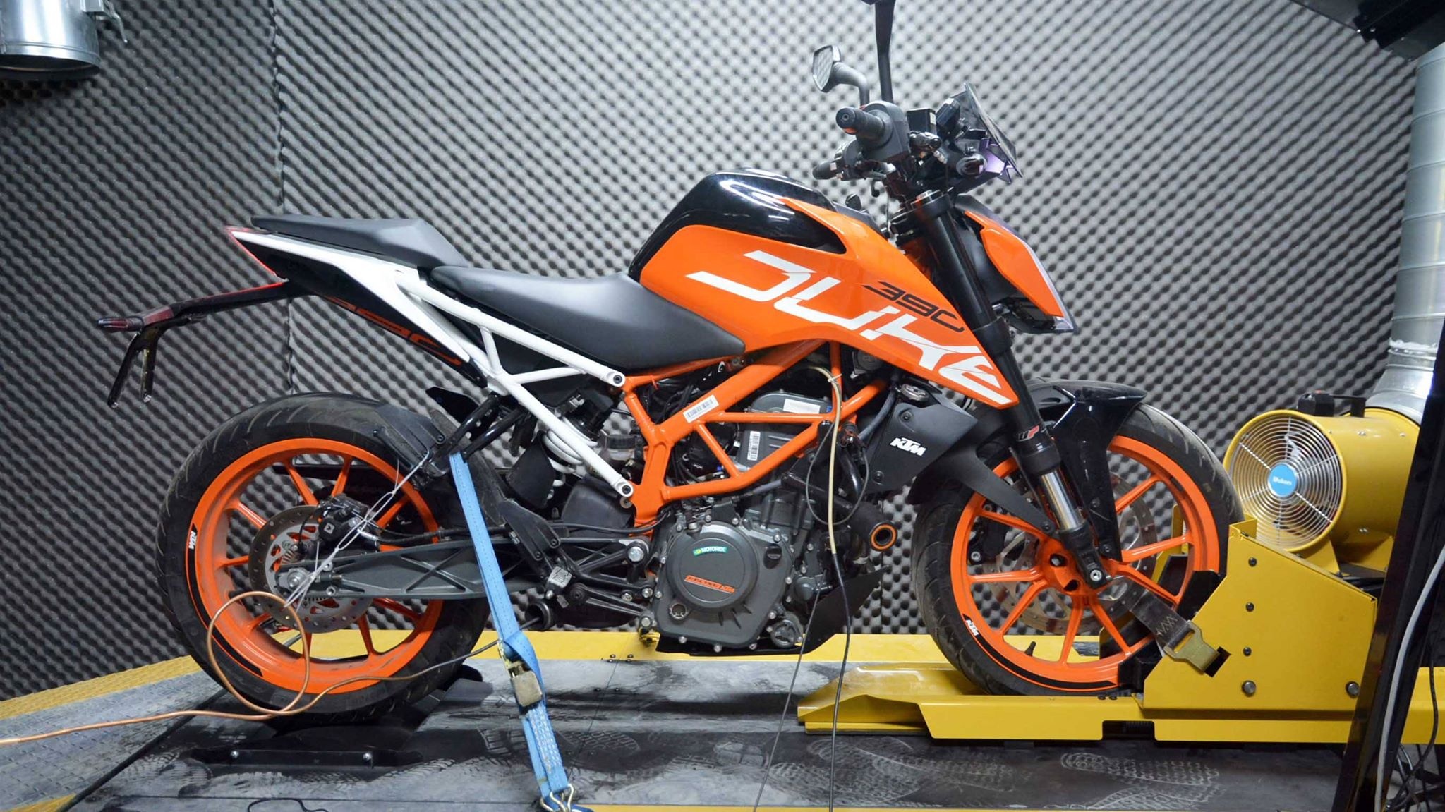 Thu toc do toi da KTM Duke 390 2018 tren ban chay Dyno hinh anh