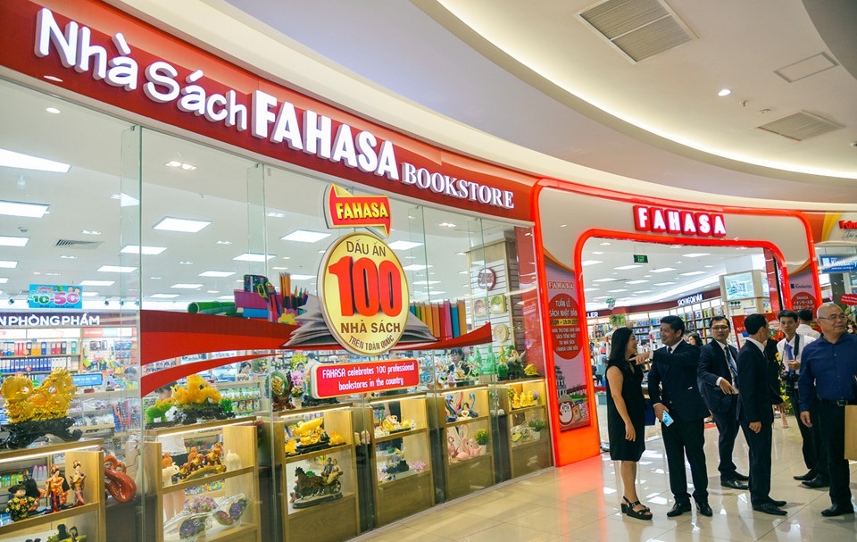 So phan trai nguoc cua hai nha sach lon nhat Viet Nam hinh anh