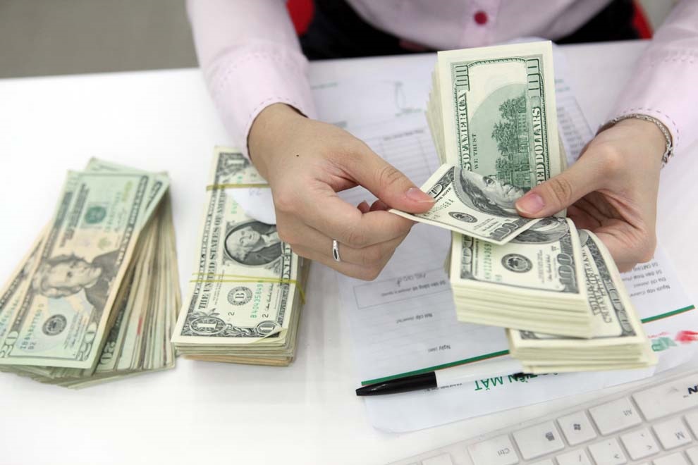 Gia ban USD tu do cham moc 24.250 dong hinh anh