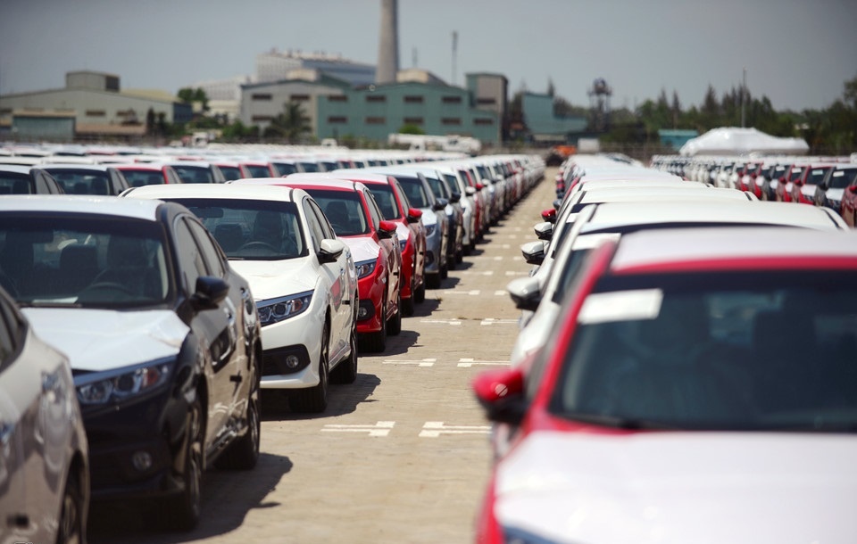 So phan trai nguoc cua cac nha phan phoi xe hoi nua dau nam hinh anh