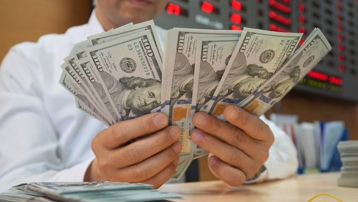 Ngan hang Nha nuoc cong bo tang gia, USD nhanh chong vuot 23.300 dong hinh anh