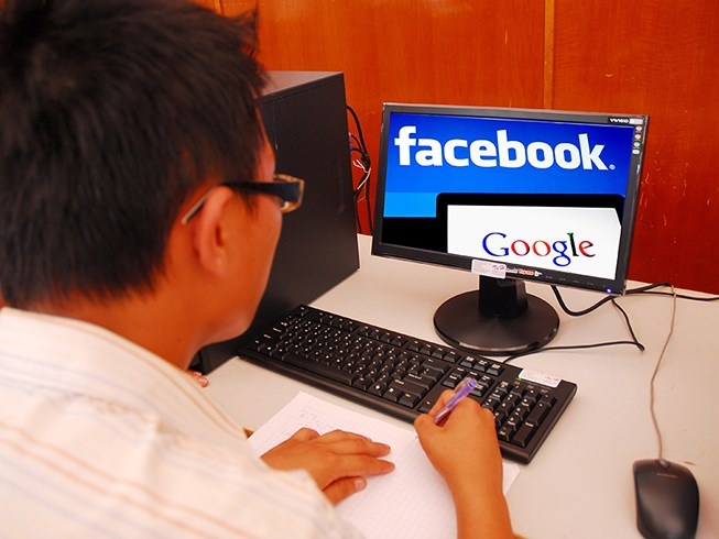 Kiem 500 ty dong tu Facebook, Google nhung ‘quen’ thue hinh anh