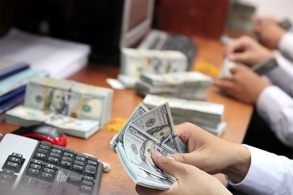 USD ngan hang kich tran, USD 'cho den' lap ky luc 23.530 dong hinh anh
