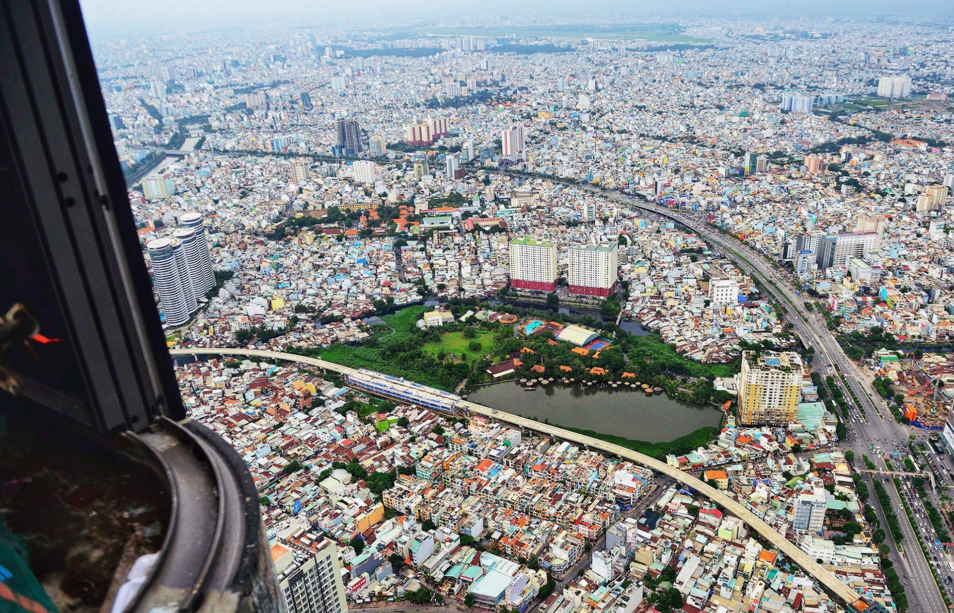 Nhung cao oc choc troi o Sai Gon nhin tu toa thap cao nhat Viet Nam hinh anh