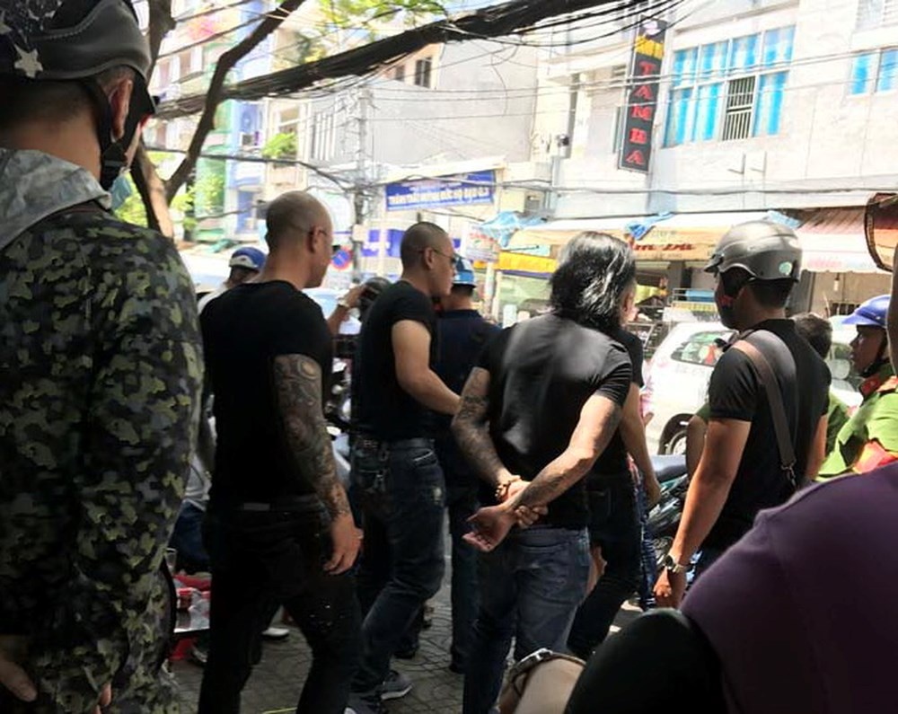 Nhan vien doi no thue phai mac dong phuc de phan biet voi xa hoi den hinh anh