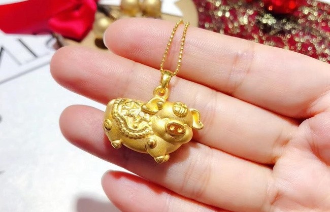 Chay khap Ha Noi khong mua duoc heo vang may man ngay Than Tai hinh anh