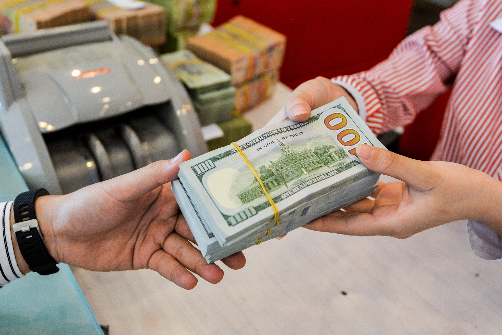 Vay online lai suat 700%/nam, ai quan ly? hinh anh