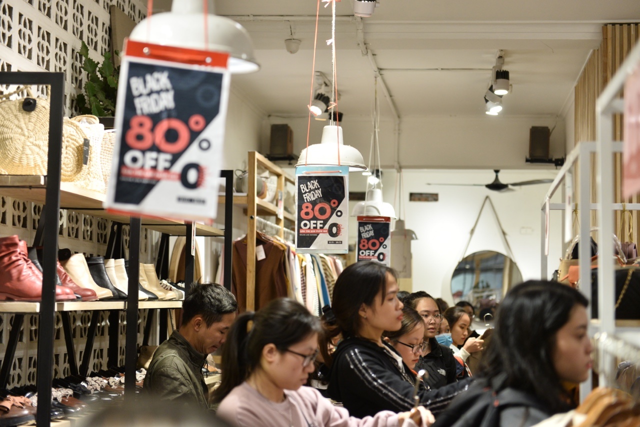 Cua hang tu choi khach, giam khuyen mai tu 50% xuong 30% hinh anh