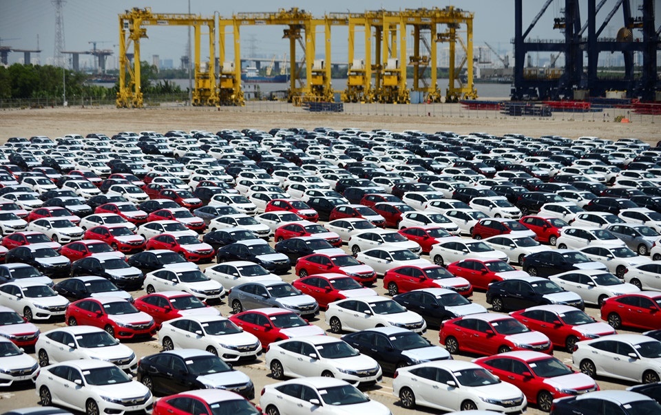 Gan 500 xe oto nhap khau tran ve Viet Nam moi ngay hinh anh