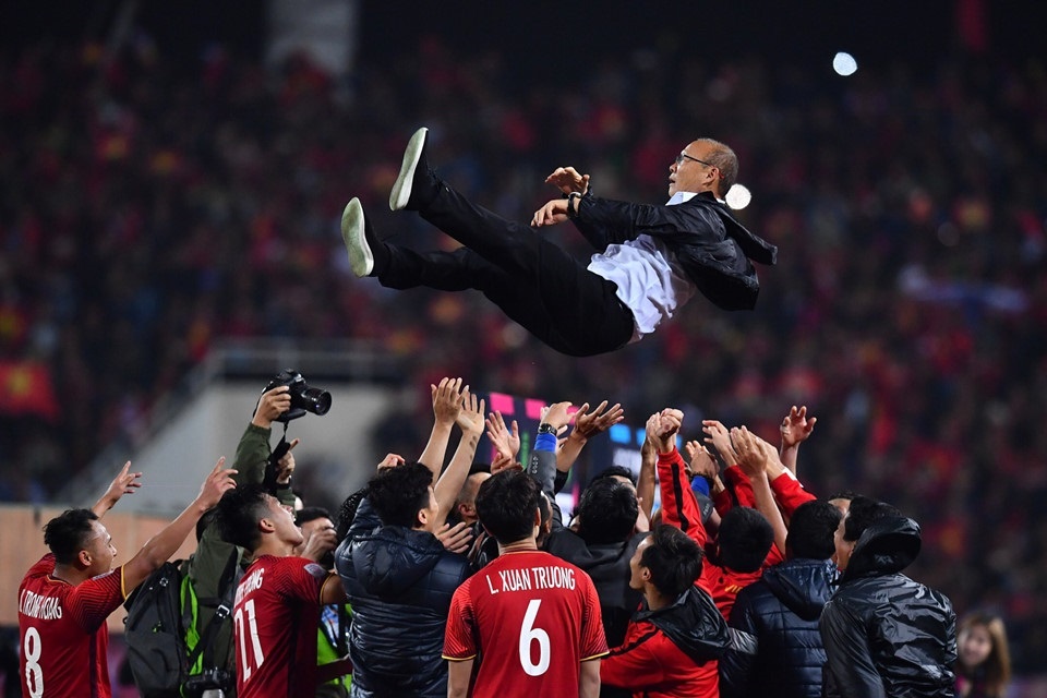 Hang quan giam gia, ngan hang tang lai suat nhan Viet Nam vo dich hinh anh