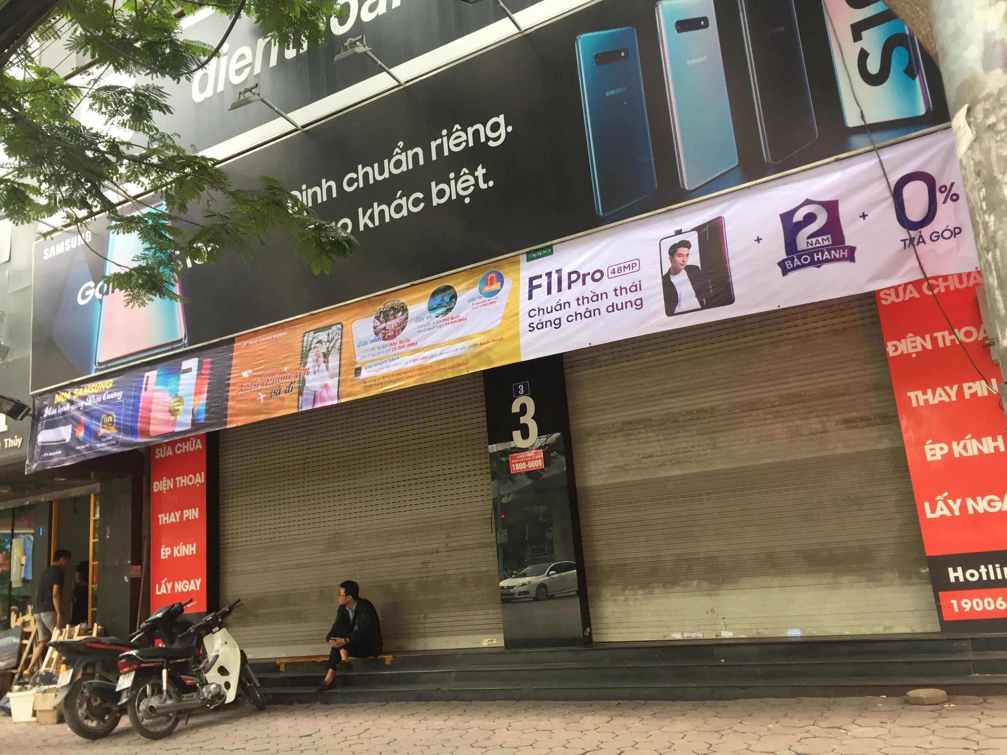 Nhat Cuong Mobile dong cua, bi kham xet, khach bat ngo, hoang mang hinh anh