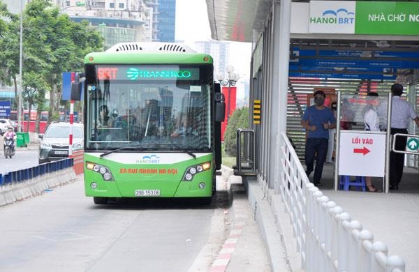 Nguoi Ha Noi co the tra tien ve xe buyt qua the ngan hang hinh anh