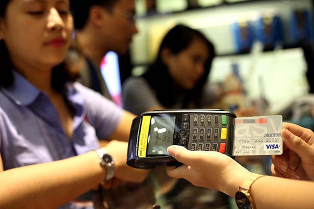 hốt hoảng với lãi suất 650%/tháng thẻ tín dụng ảnh 2 hot hoang voi lai suat 650%/thang the tin dung anh 2