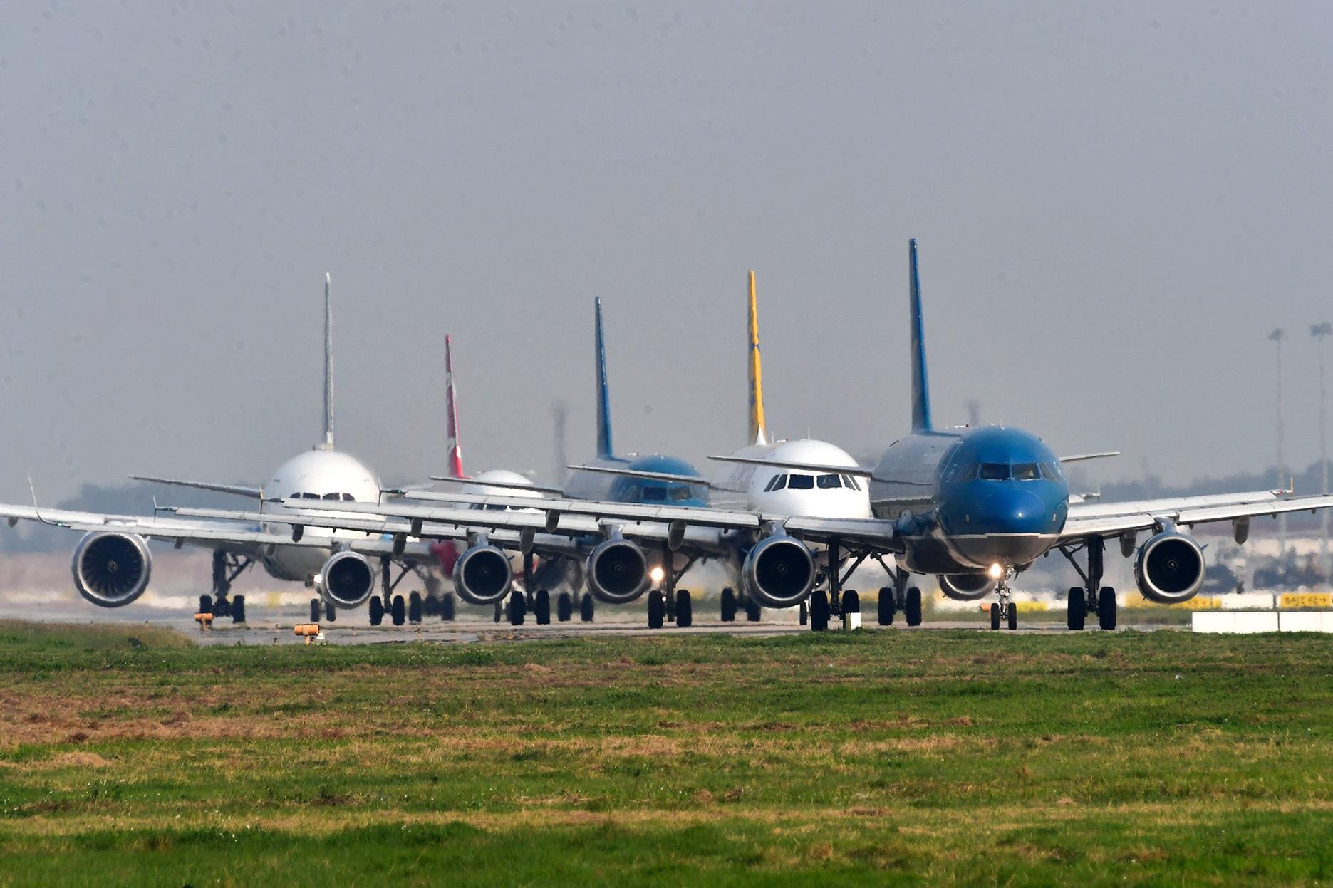 Hang khong Viet - dong duc tren troi, chat choi duoi dat hinh anh