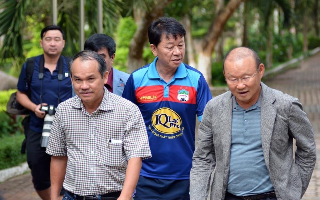 Cong ty lo nang, bau Duc van chi gap ruoi cho bong da hinh anh