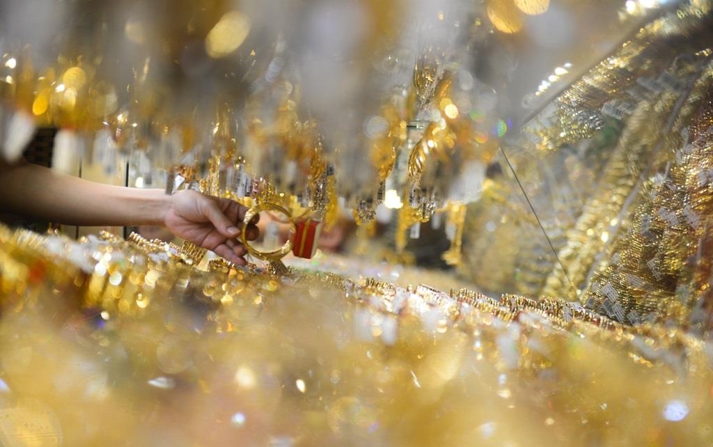 Vang tang gan mot trieu dong phien cuoi tuan hinh anh