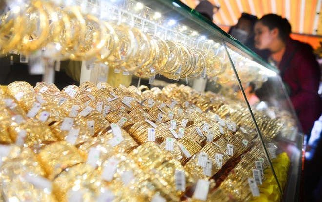 Vang giam hon nua trieu/luong sau mot dem, thap nhat 7 tuan hinh anh