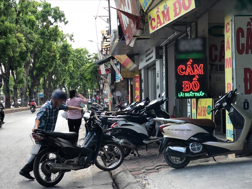 Ai quan ly cac chuoi cam do dang no ro, lai suat tren 100%/nam? hinh anh