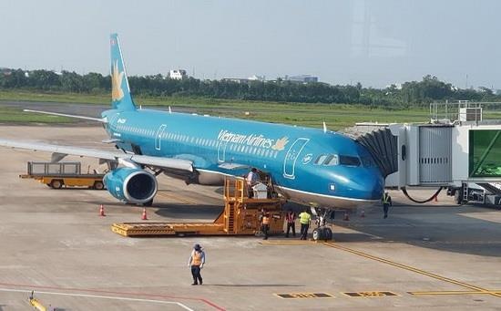 May bay Vietnam Airlines bi chay dau tai san bay Tan Son Nhat hinh anh