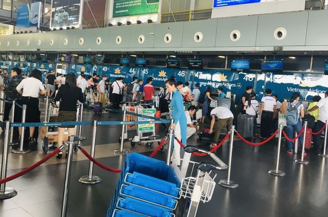 Cam nham tui hanh ly o Tan Son Nhat nhung ben trong toan dep cu hinh anh