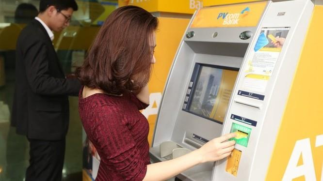 Mien phi chuyen khoan, rut tien ATM, ngan hang tinh toan gi? hinh anh