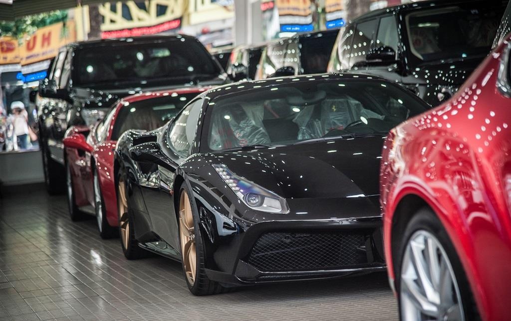 Oto nhap khau ve nhieu, dai ly phan phoi than kho hinh anh