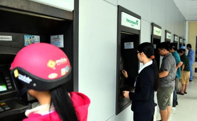 Ngan hang nao dang mien phi rut tien mat ATM? hinh anh