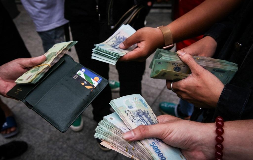 Lai hang nghin ty tu cac loai phi chuyen khoan, rut tien ATM hinh anh