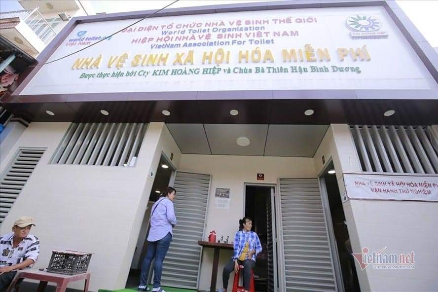 Nha ve sinh mien phi 1,6 ty o Binh Duong bi dap bo vi... qua hien dai hinh anh