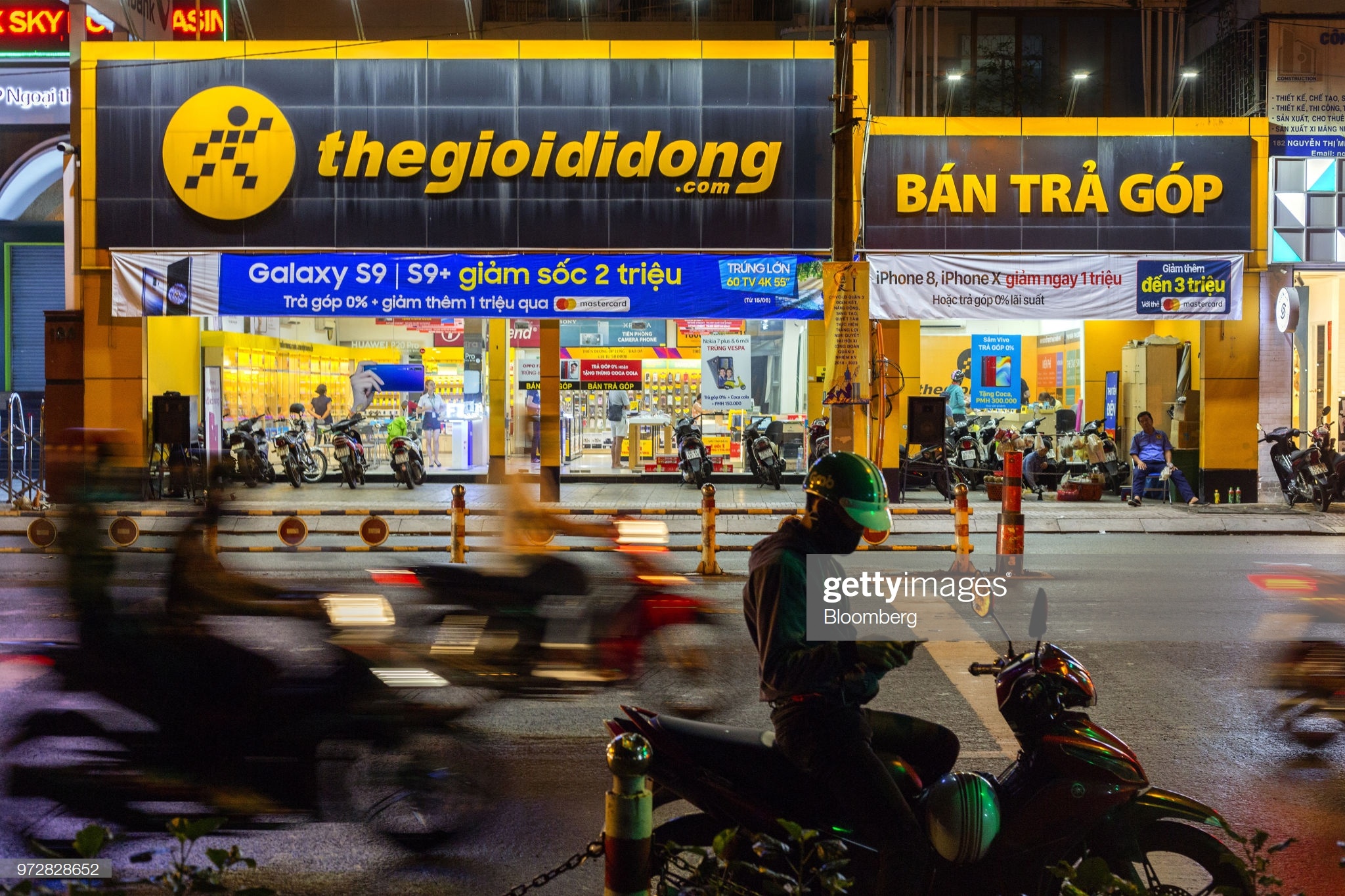 The gioi di dong va pnj cung ban dong ho anh 1