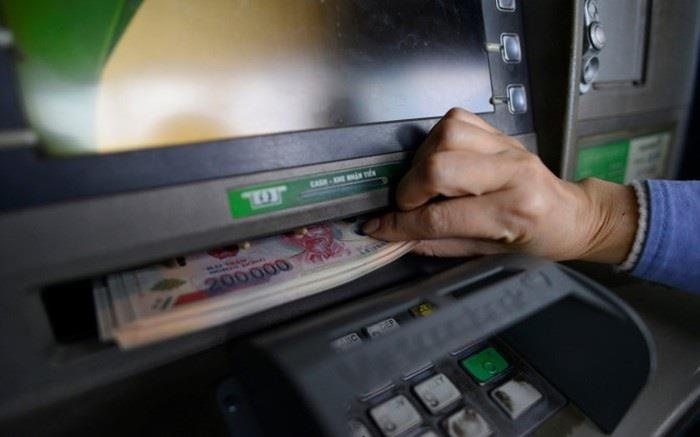 Cho phep phong toa tai khoan neu khach chuyen tien nham hinh anh