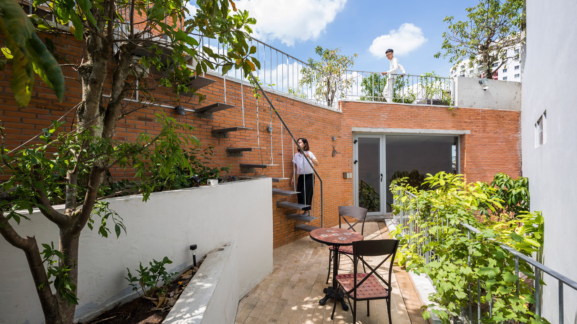 Nha co vuon trai dai tu mat dat len san thuong hinh anh