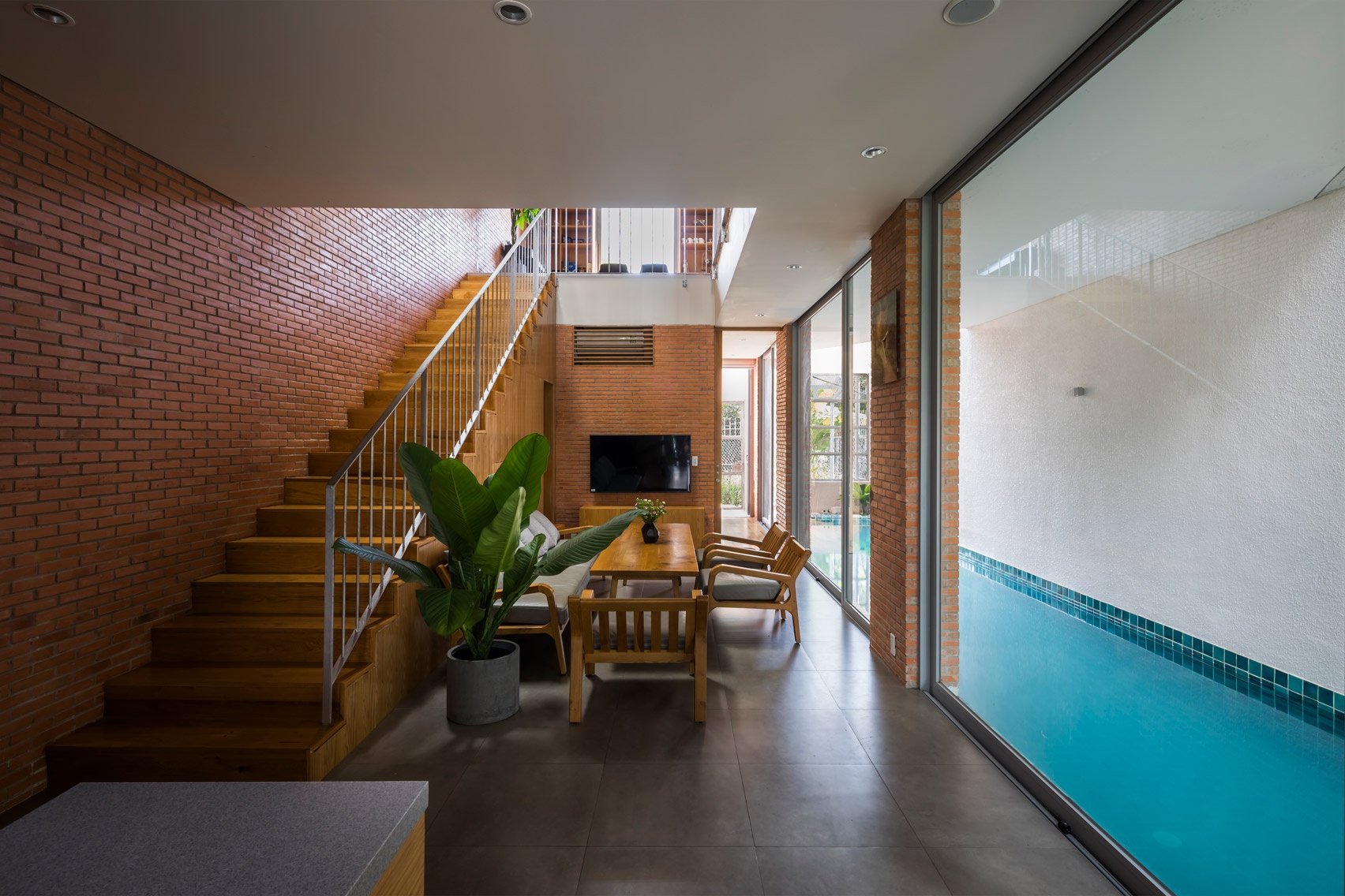 Nha so le co vuon dai tu mat dat len san thuong anh 3