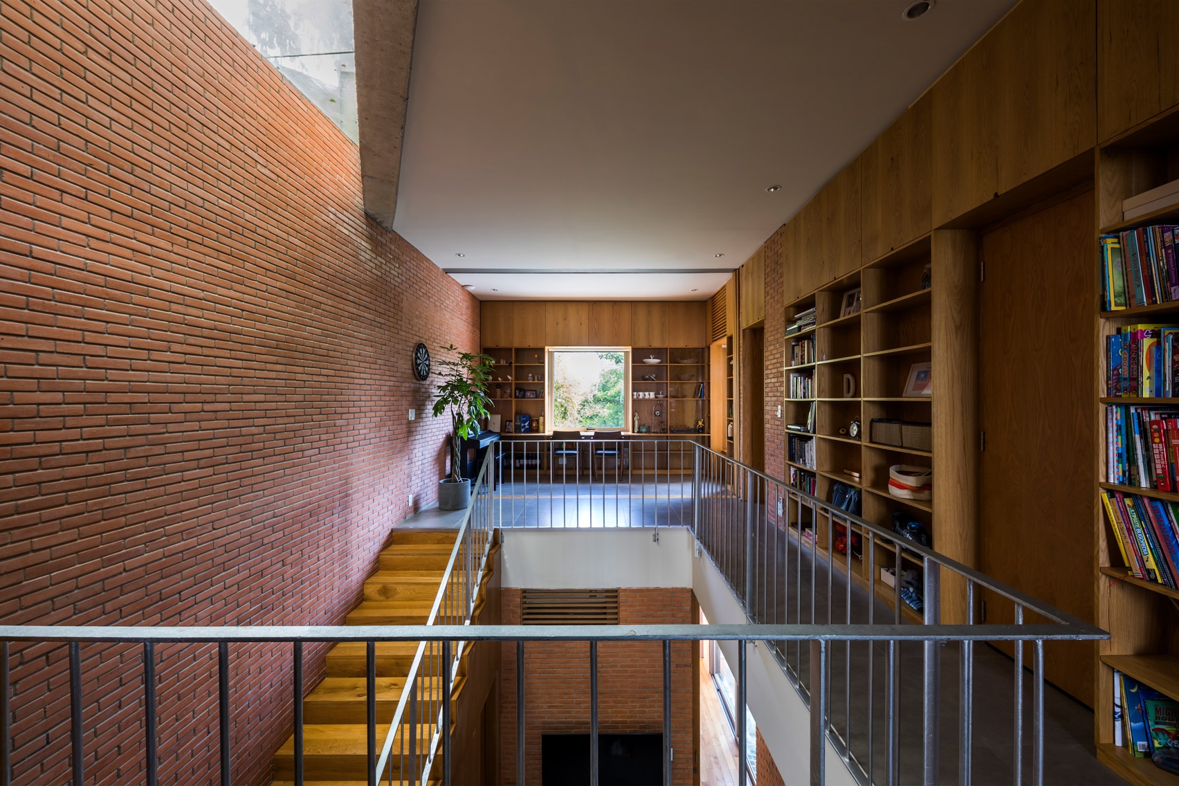 Nha so le co vuon dai tu mat dat len san thuong anh 4