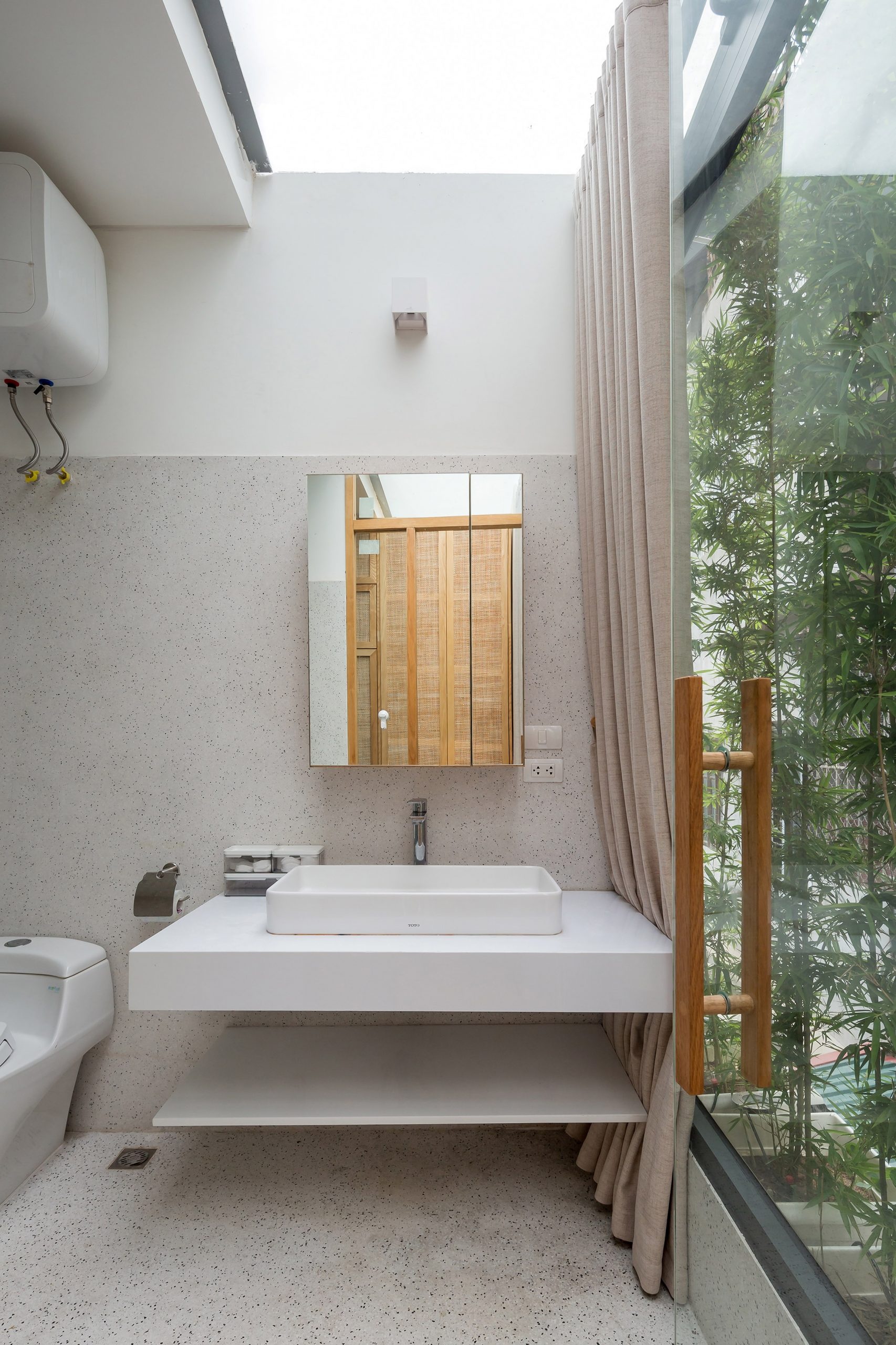 Ngoi nha voi thiet ke hai lop mat tien chong khoi bui o Ha Noi anh 14