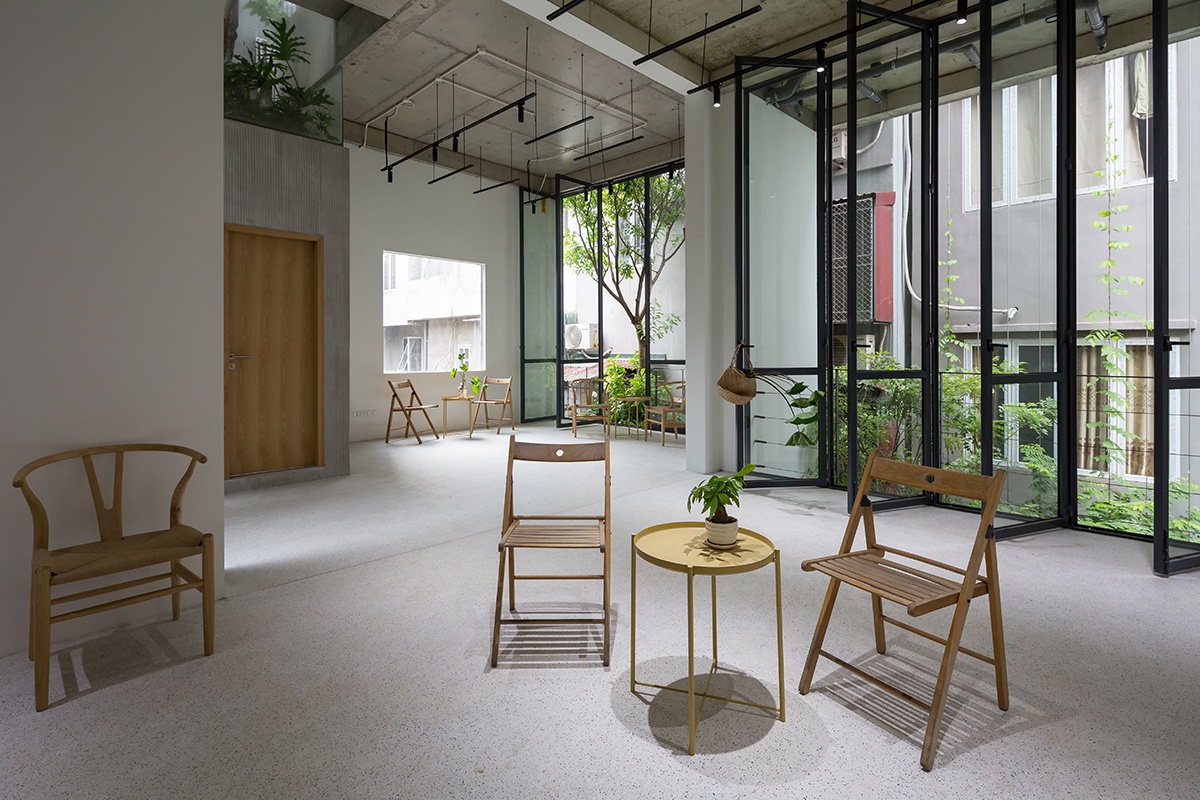 Ngoi nha voi thiet ke hai lop mat tien chong khoi bui o Ha Noi anh 15