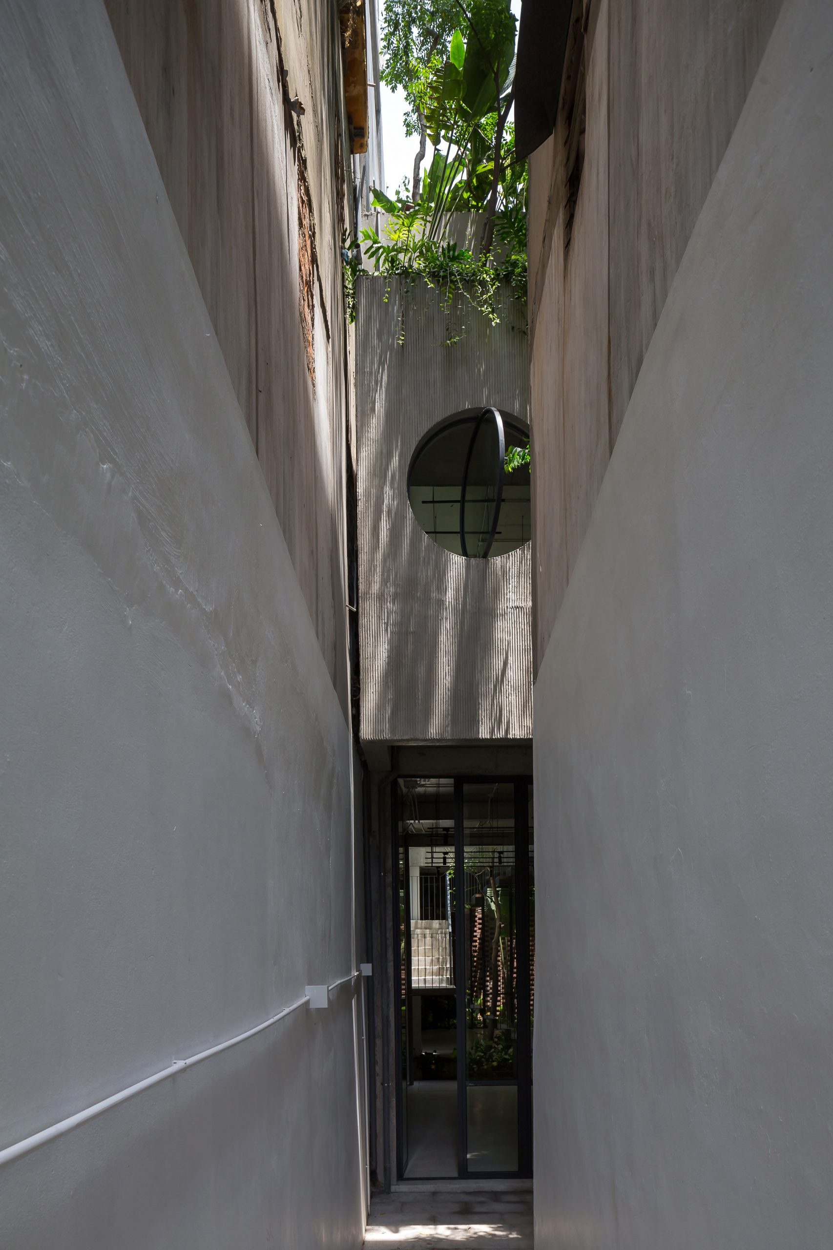 Ngoi nha voi thiet ke hai lop mat tien chong khoi bui o Ha Noi anh 3