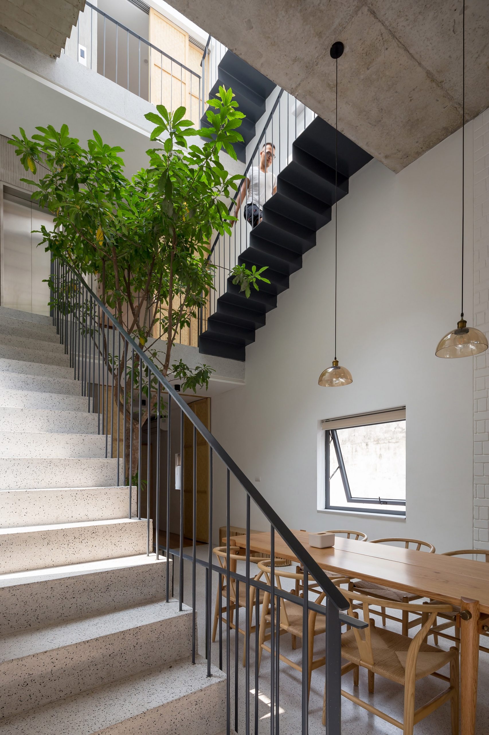 Ngoi nha voi thiet ke hai lop mat tien chong khoi bui o Ha Noi anh 8