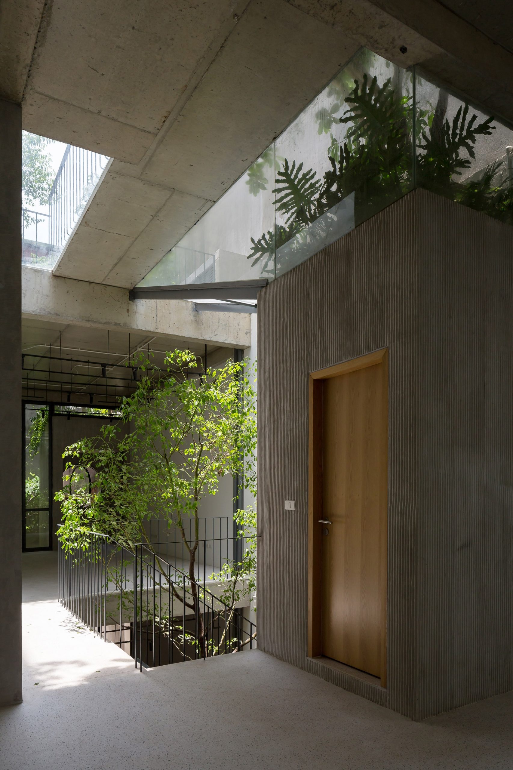 Ngoi nha voi thiet ke hai lop mat tien chong khoi bui o Ha Noi anh 10