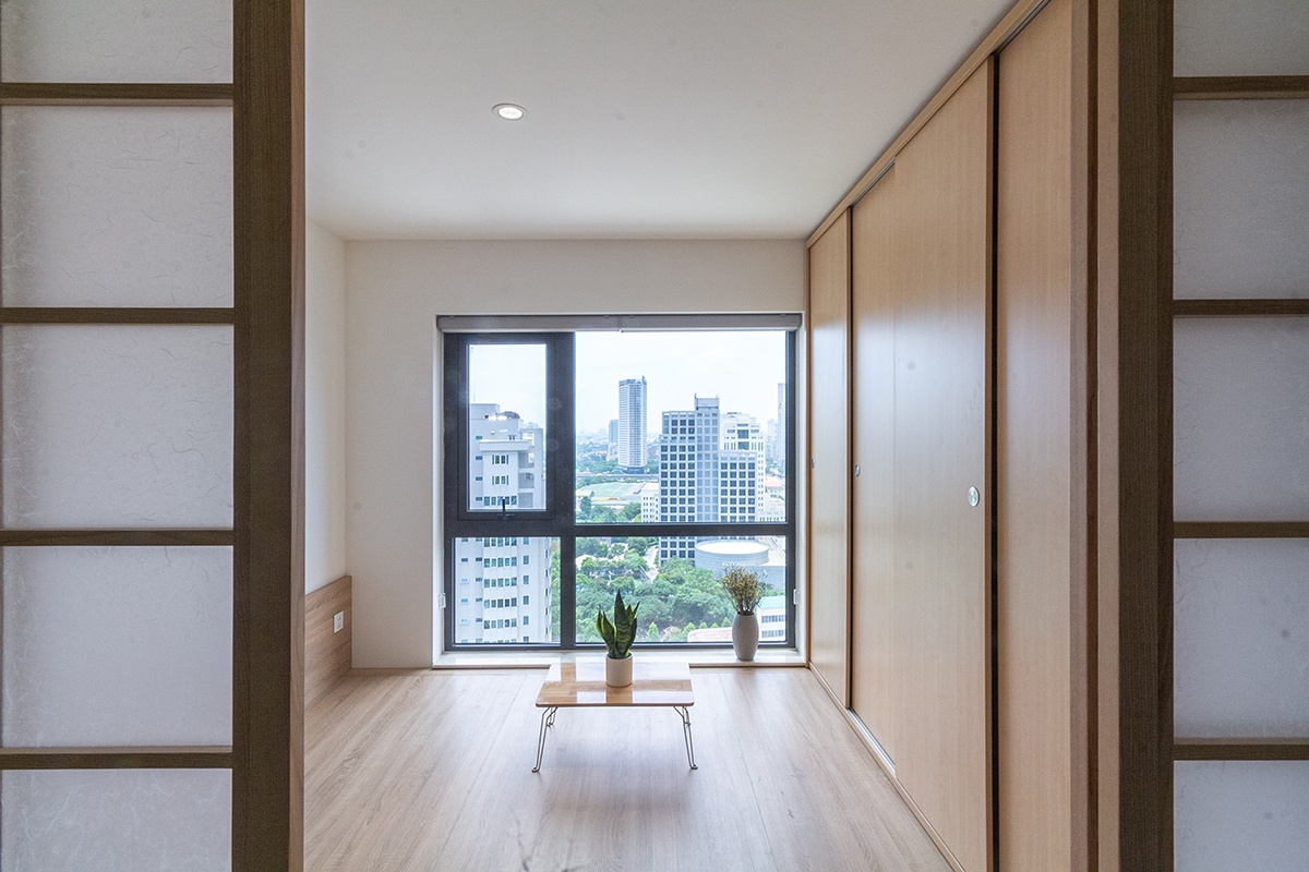 Can ho chung cu cai tao lai voi phong tam kinh giua nha hinh anh