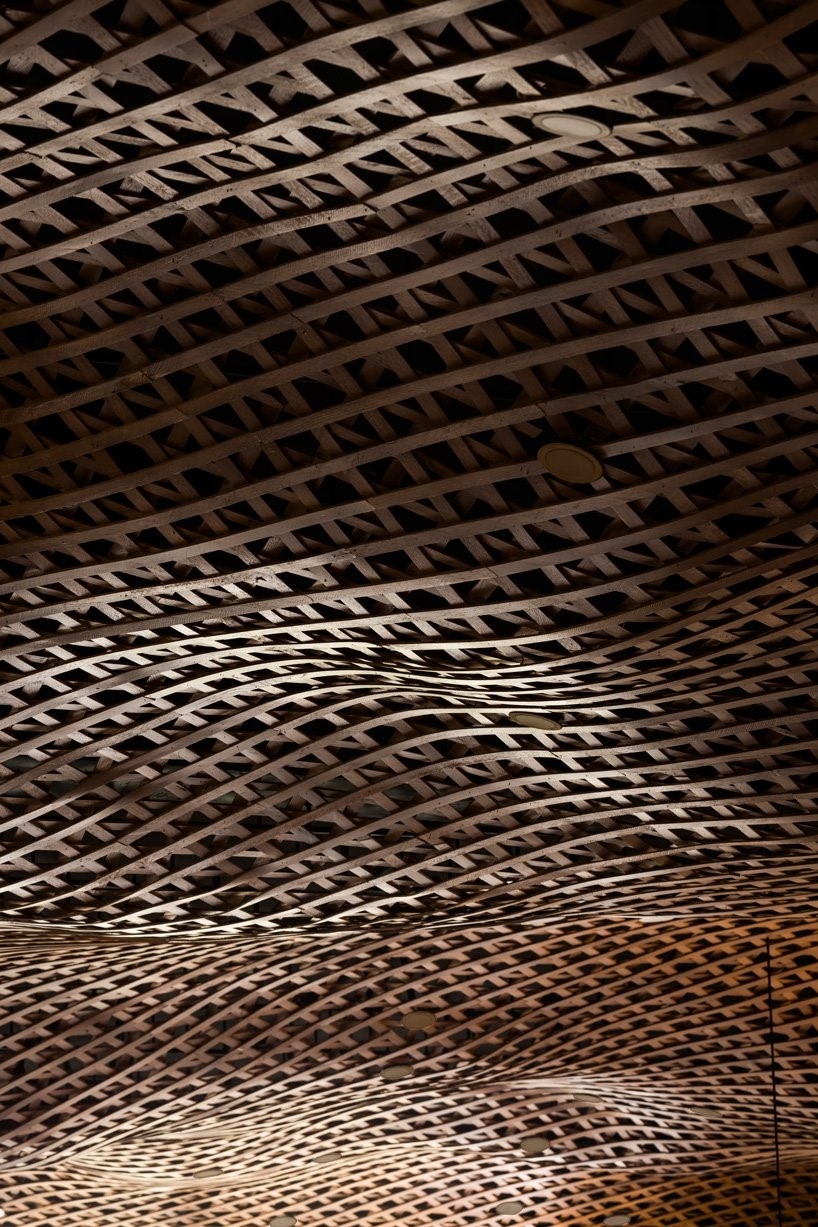 Can ho voi tran nha giong nhung dam may anh 9