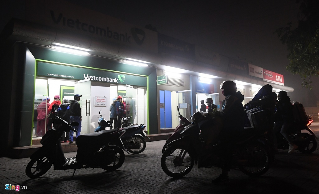 Nguoi dan rut tien ATM tang gap doi ngay thuong anh 1