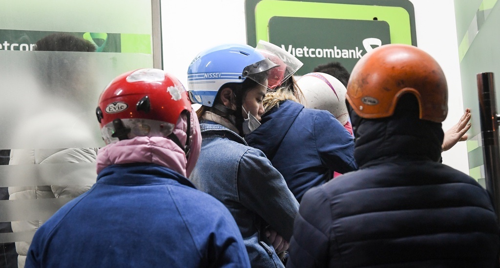 Nguoi dan rut tien tu ATM nhieu gap doi dip giap Tet hinh anh