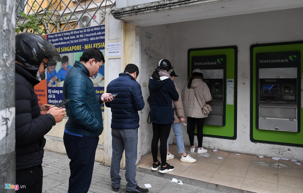 Nguoi dan rut tien ATM tang gap doi ngay thuong anh 2