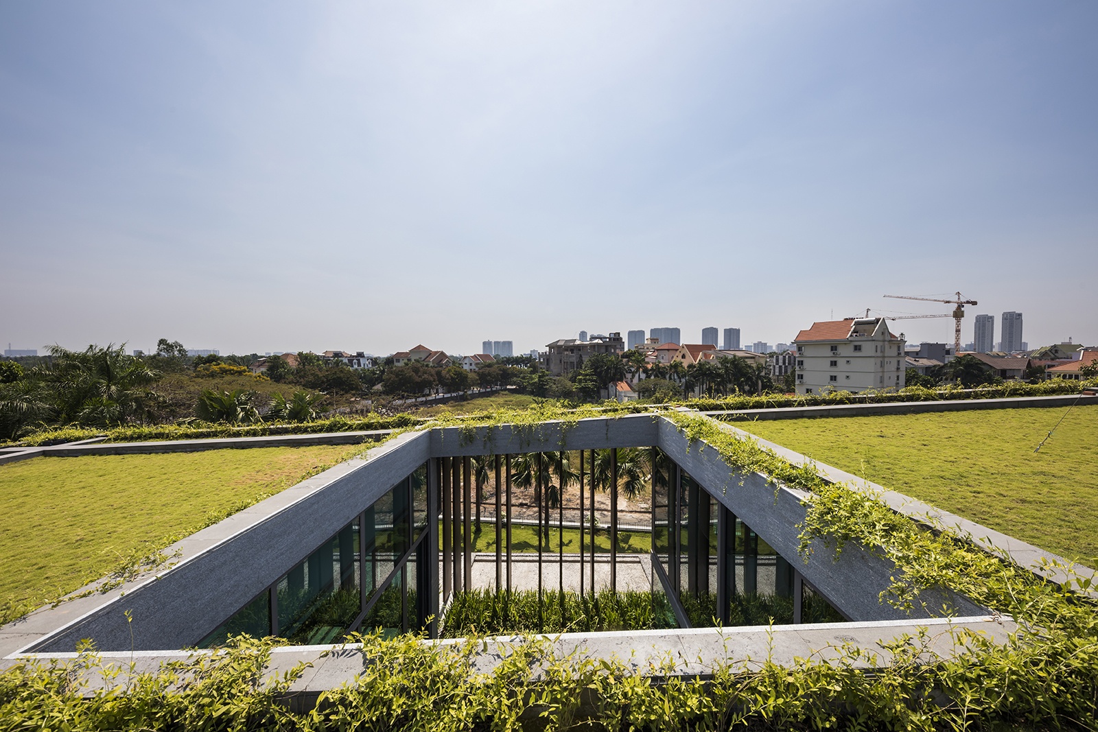 Biet thu cua chop tai khu nha giau TP.HCM anh 3