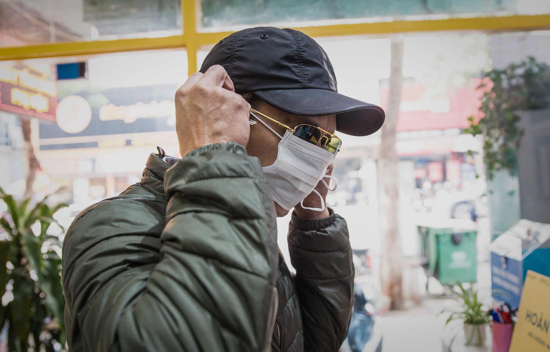 So virus corona, ngan hang de khach deo khau trang khi giao dich hinh anh