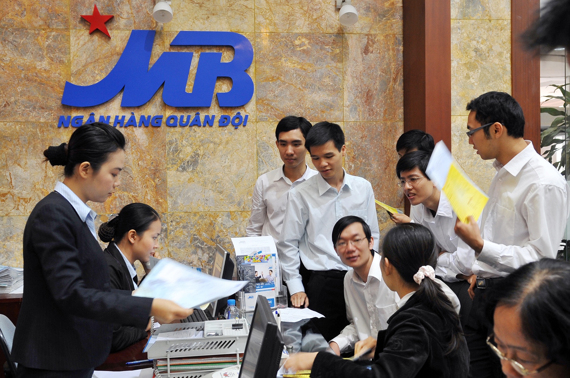 Thu nhap nhan vien ngan hang anh 1