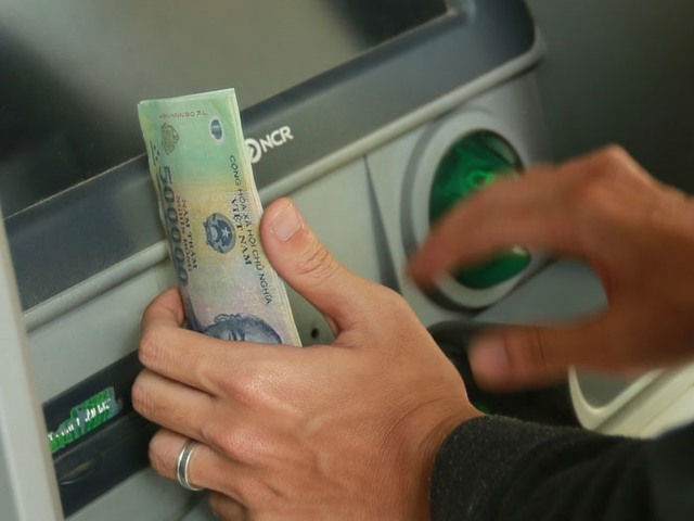 Chuyen tien lien ngan hang duoi 500.000 dong duoc giam phi hinh anh
