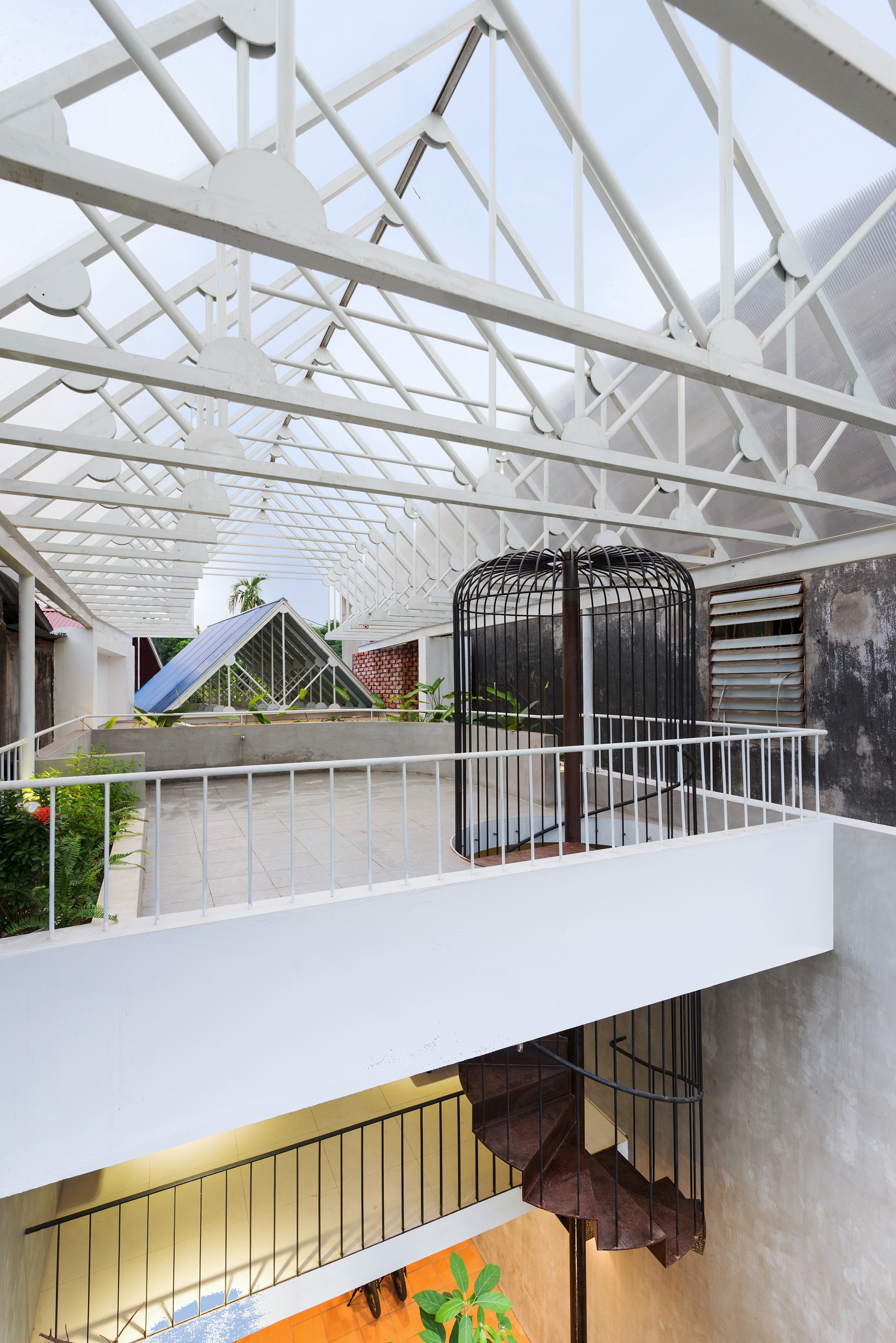 Ngoi nha voi khu vuon bi mat sau lop mat tien anh 12